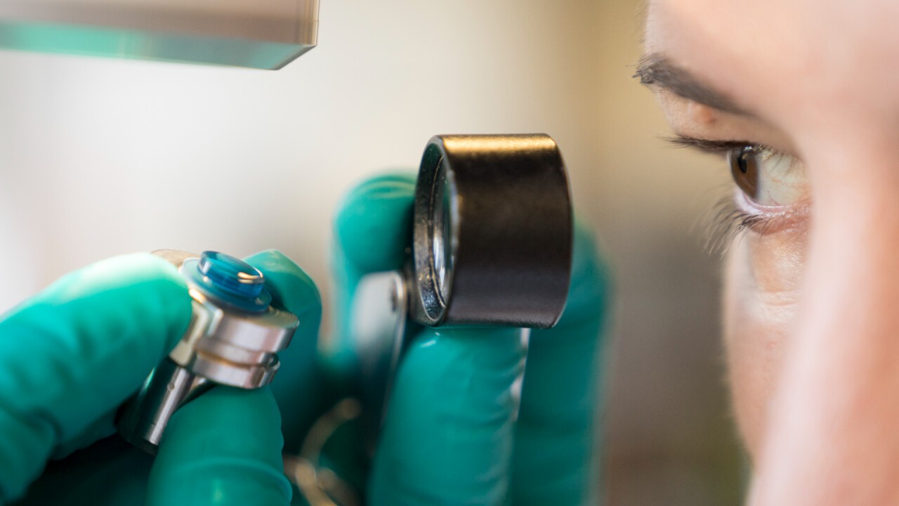 Der erste MDR zertifizierte Hersteller von individuell angepassten Kontaktlinsen