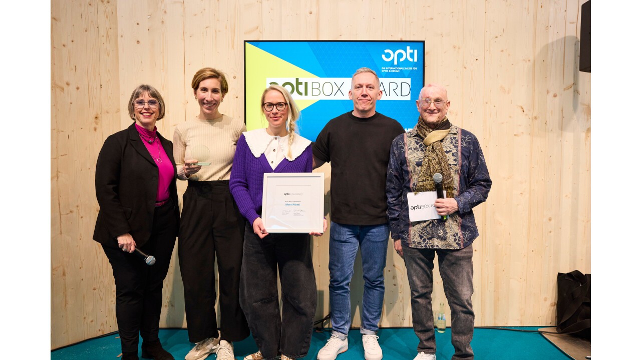 Feierlicher Moment: Die Siegerehrung des opti BOX AWARDs 2025 mit der internationalen Jury und den Gewinnerinnen von Manti Manti. (v. l. n. r. Karin Stehr, Susann Hoffmann und Philippa Koenig, Frederic Lasalle, Daniel Feldman)