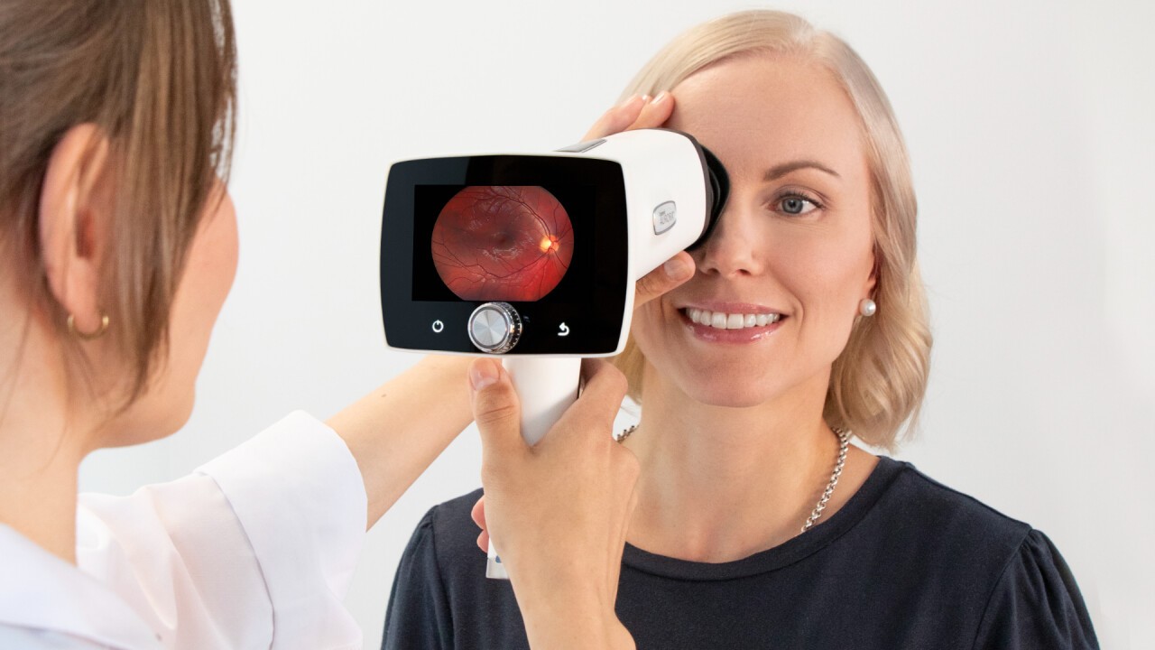 Handheld fundus imaging with the Optomed Aurora