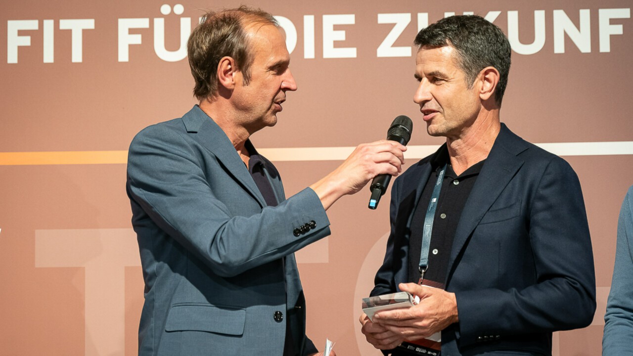 Thomas Mühlberg (rechts), Senior Professional Services Trainer DACH bei Bausch + Lomb, im Gespräch mit Thorsten Knippertz von ntv, dem Moderator des Deutschen Gesundheits-Awards 2024.