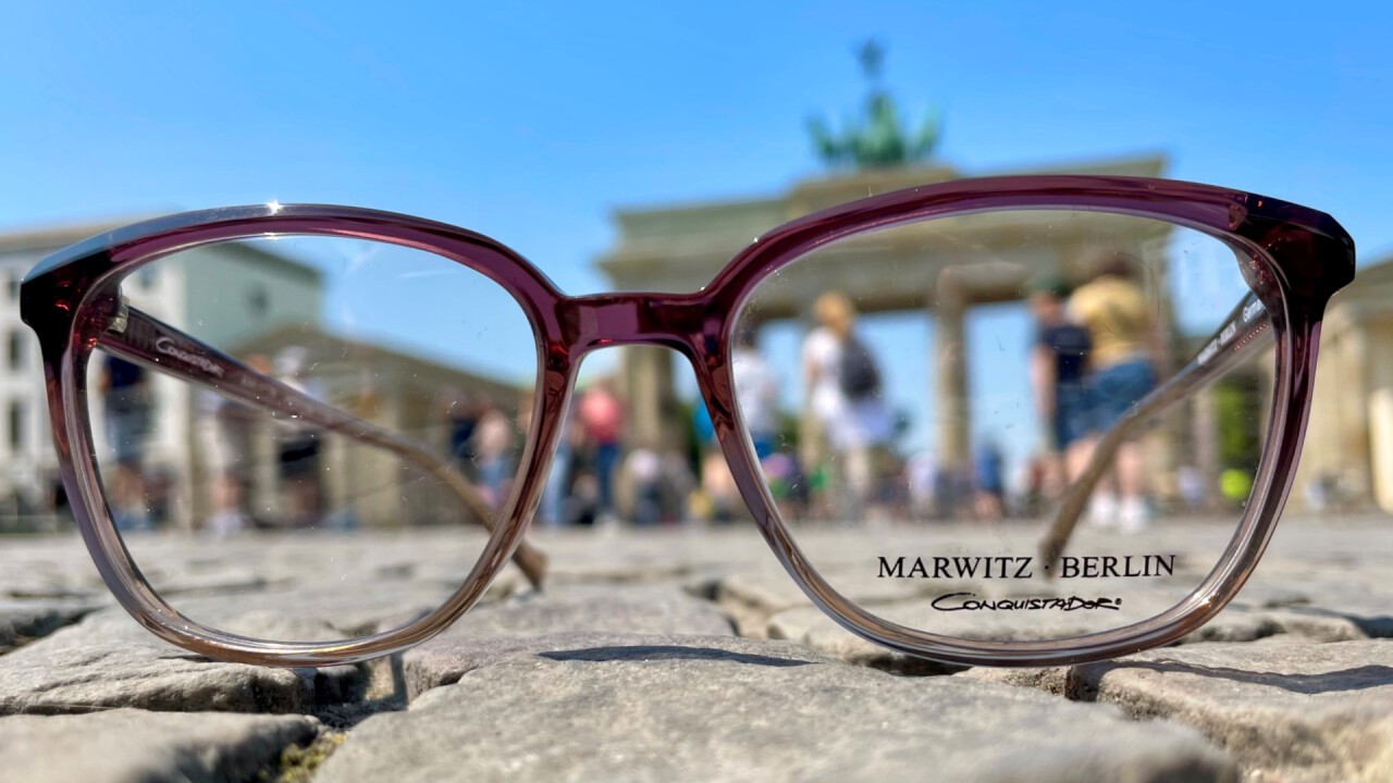 The acetat frame A 117 color 70 with its chamfered upper edges is as striking as the Brandenburg Gate.