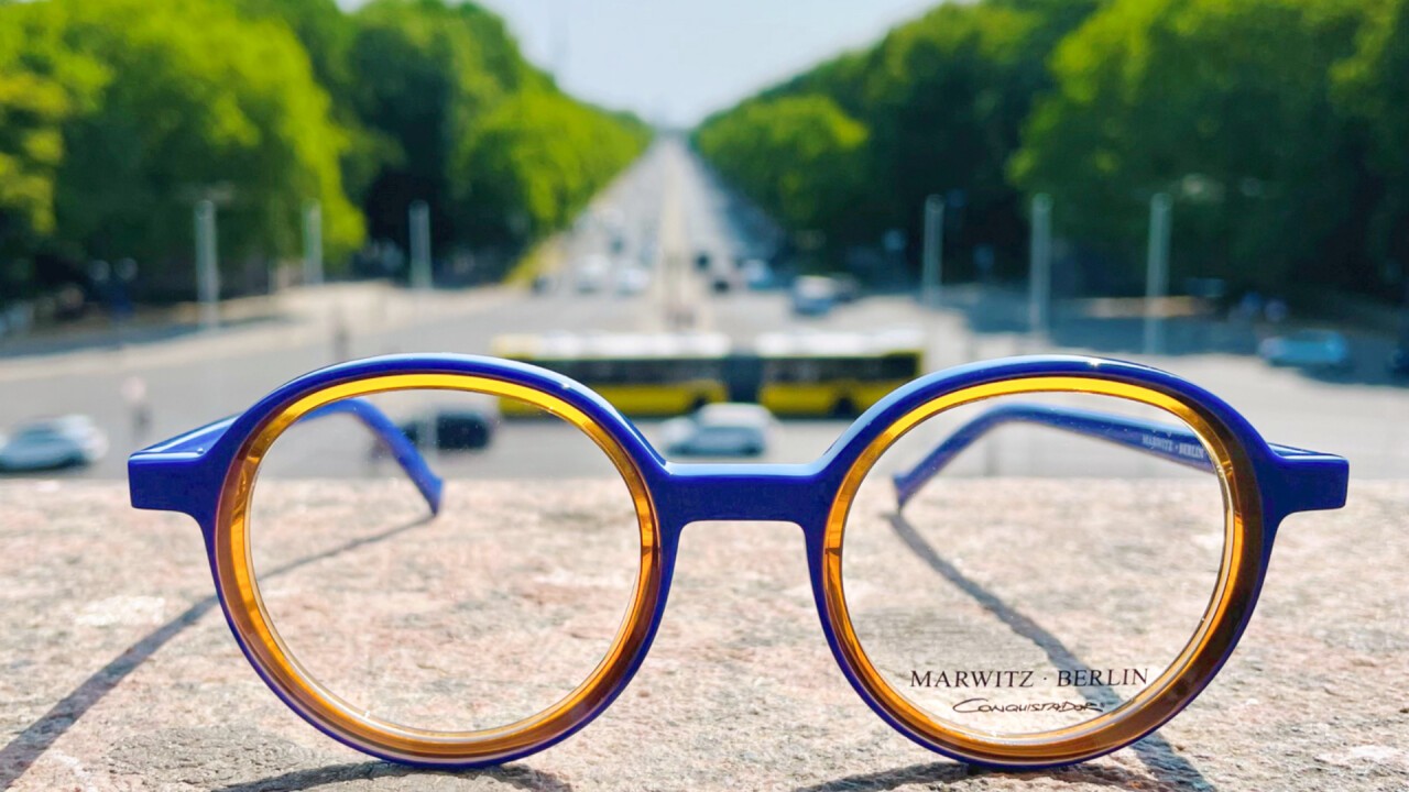The Acetate frame  A 120 col. 40 with the Tiergarten in Berlin in the background. A highlight of our collection!