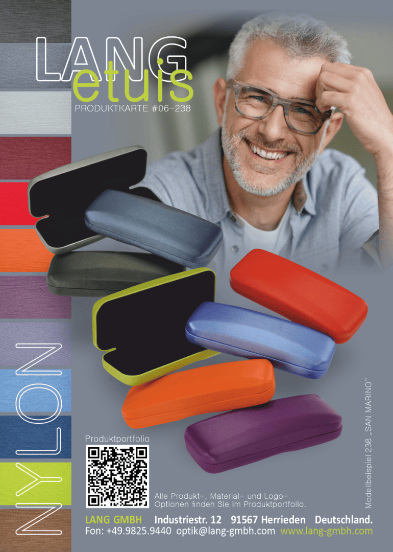 Ein lächelnder Mann mit Brille sitzt an einem Tisch. Vor ihm stehen sechs bunte Brillenetuis (rot, blau, orange, lila, schwarz). Der Hintergrund zeigt farbige Stoffmuster mit den Worten LANG etuis und NYLON in vertikaler Schrift.