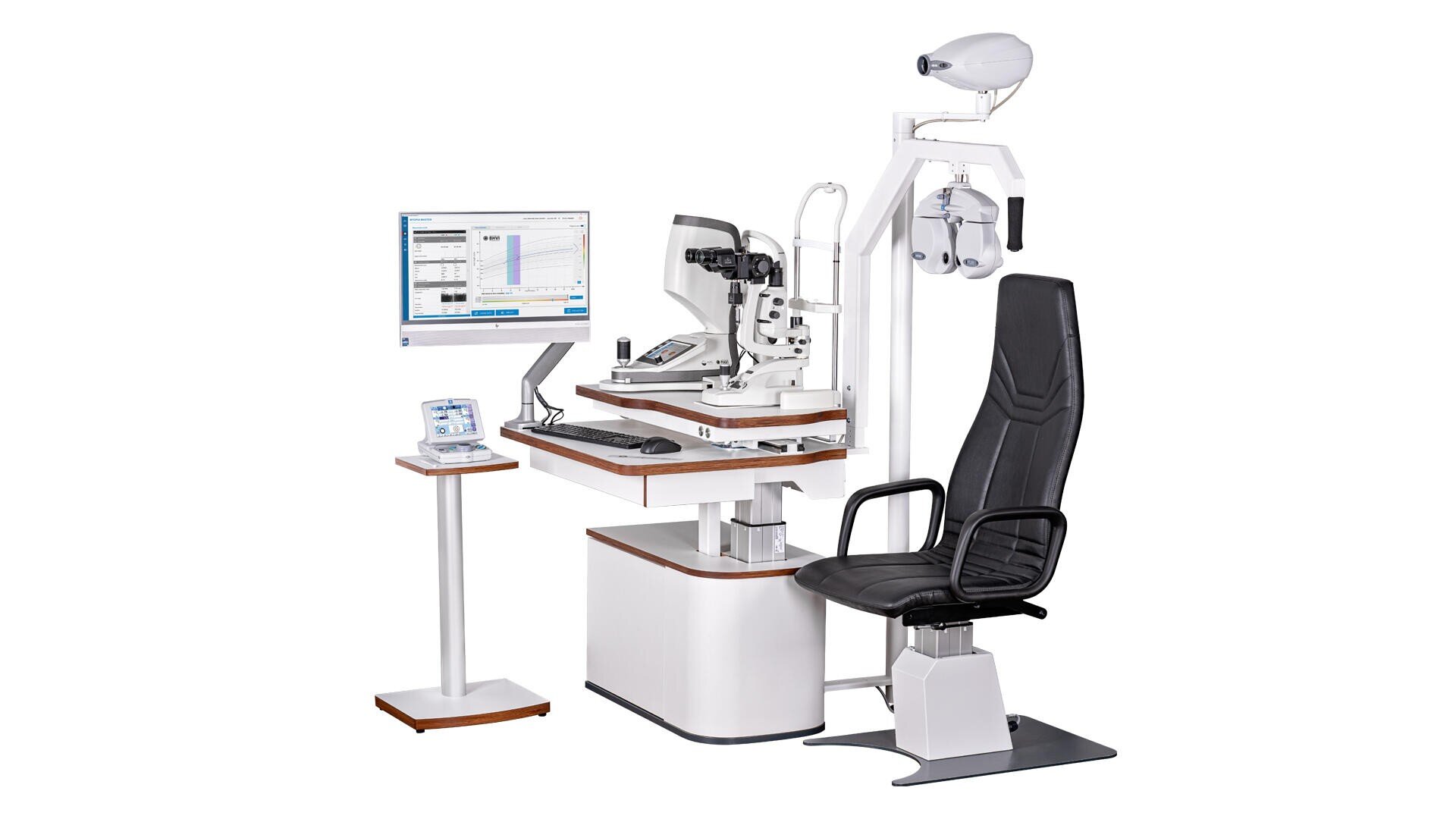 Eine moderne ophthalmologische Untersuchungsstation mit einem schwarzen Patientenstuhl, einer Spaltlampe, einem Phoropter, einem Computermonitor, der medizinische Daten anzeigt, und verschiedenen Augenuntersuchungsinstrumenten auf einem weißen Hintergrund.