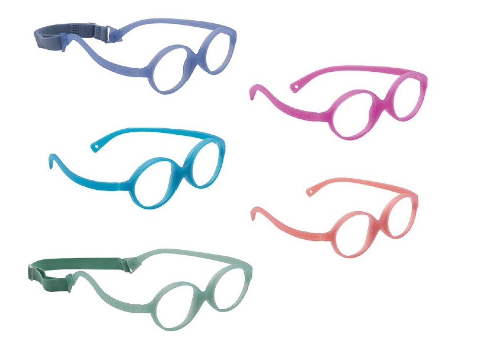 Fünf ovale Brillengestelle aus Kunststoff in verschiedenen Farben - lila, rosa, blau, grün und korallenrot - sind auf einem weißen Hintergrund zu sehen. Zwei davon haben verstellbare Bügel, die anderen haben Standardbügel.