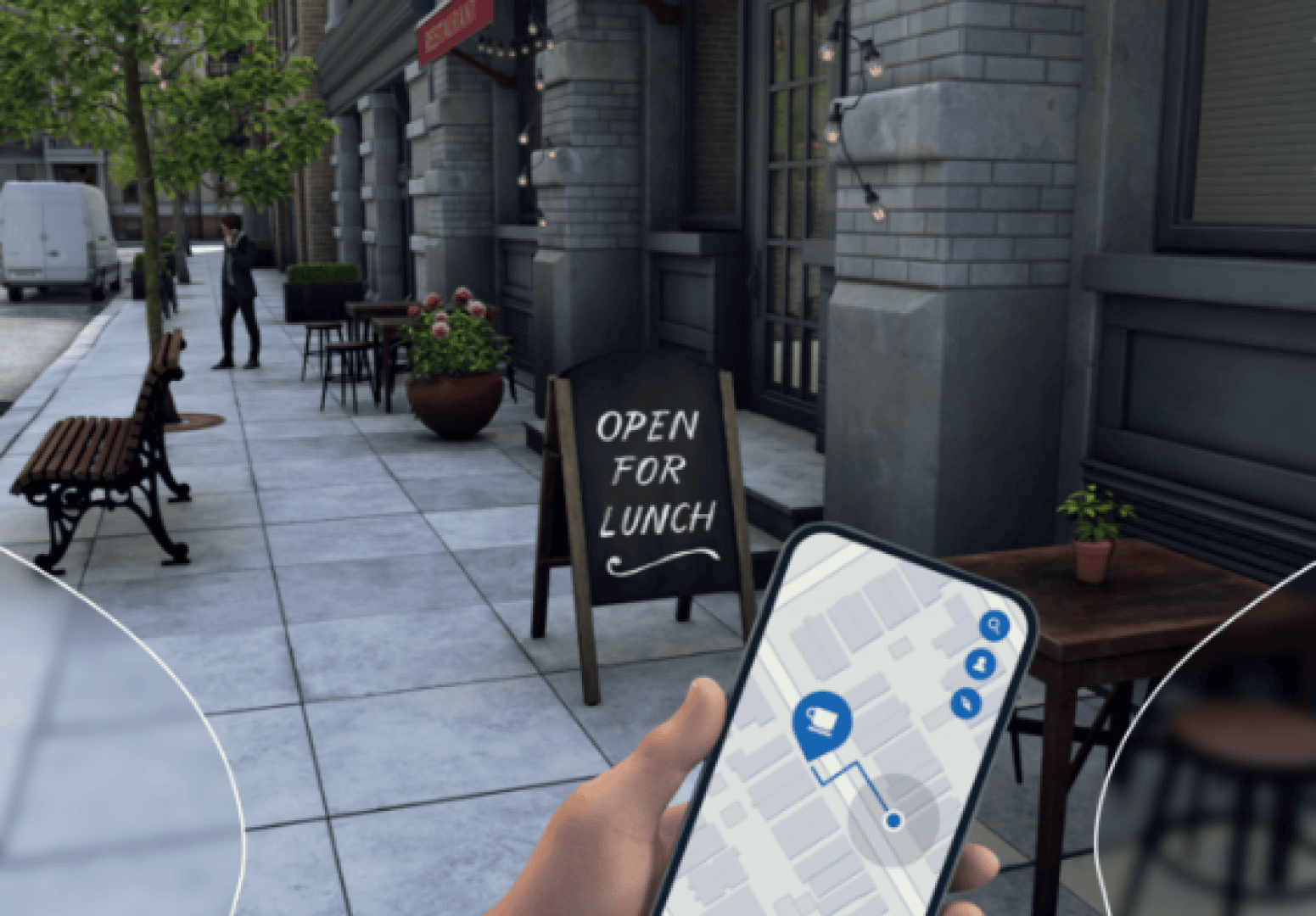 Eine Person hält ein Smartphone in der Hand, auf dem eine Karte mit einem Café-Symbol angezeigt wird, und steht auf einem Gehweg in der Nähe eines Restaurantschilds mit der Aufschrift "Open for Lunch". Tische, Bänke und Lichterketten säumen die Straße.