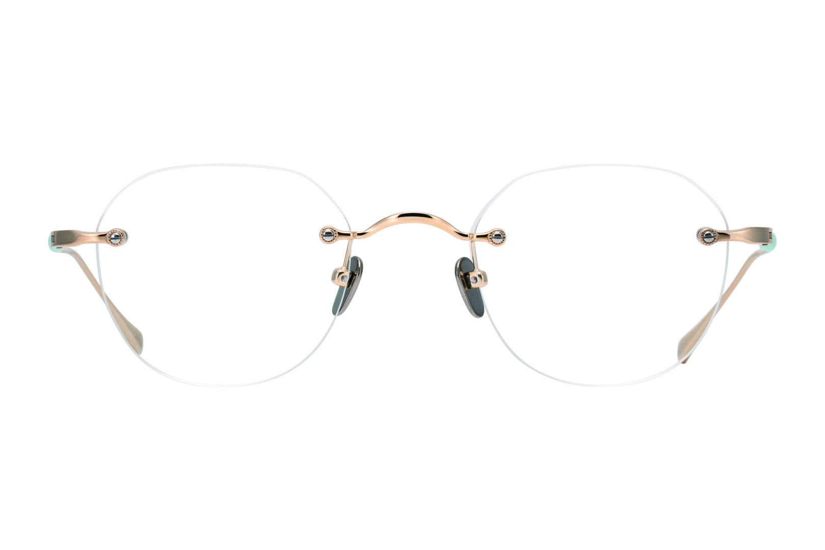Eine randlose Brille mit goldenen Metallbügeln und -stegen, schwarzen Nasenpads und klaren Gläsern, von vorne auf weißem Hintergrund dargestellt.