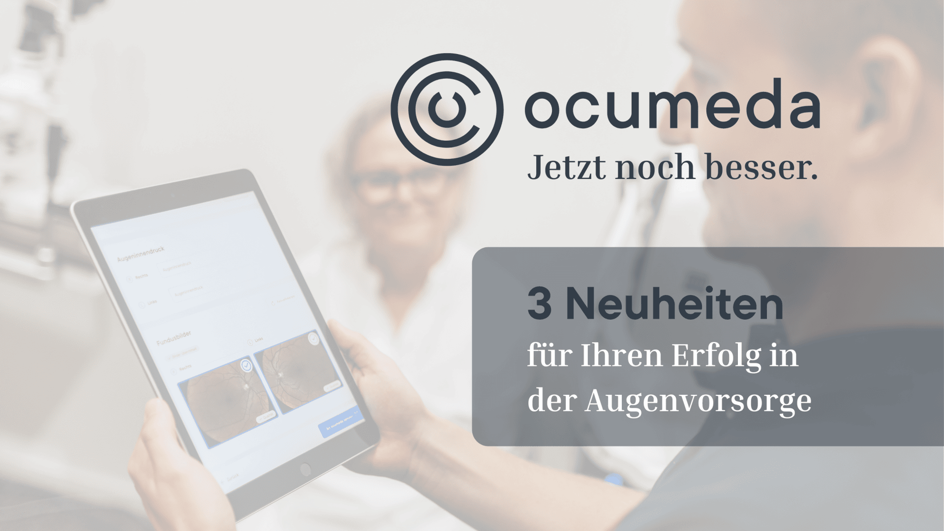 Eine Person zeigt einer älteren Frau die Ergebnisse eines Augenscans auf einem Tablet. Der Text lautet: ocumeda - Jetzt noch besser. 3 Neuheiten für Ihren Erfolg in der Augenvorsorge.