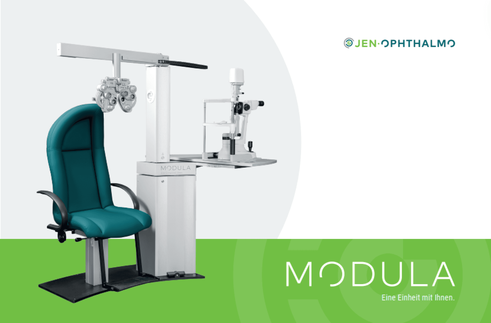 Eine moderne ophthalmologische Untersuchungsstation mit einem blaugrünen Untersuchungsstuhl, einem Phoropter und einer Spaltlampe, gebrandet als MODULA von JEN-OPHTHALMO. Der deutsche Text lautet: Eine Einheit mit Ihnen.
