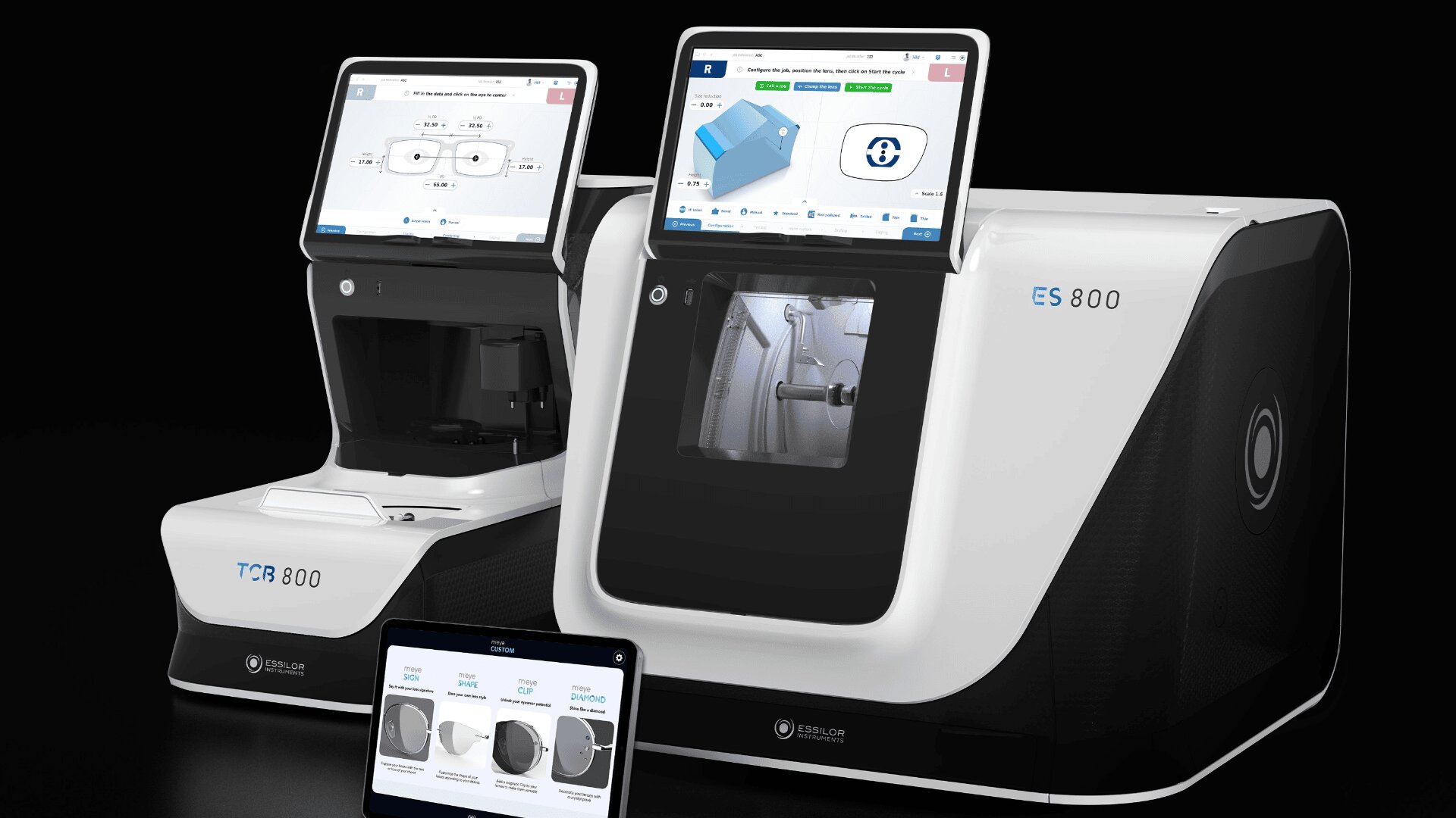 Zwei optische Hightech-Geräte mit digitalen Touchscreens und einem Tablet, auf dem die Objektivdaten angezeigt werden. Alle Geräte sind mit dem Essilor-Branding und den Modellnummern TCR 800 und ES 800 versehen und stehen vor einem schwarzen Hintergrund.