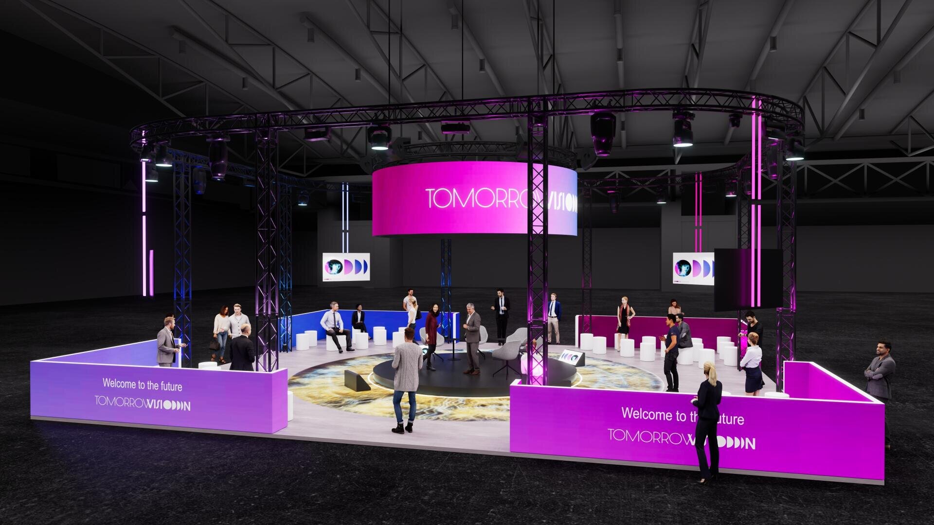 Eine moderne Eventbühne mit kreisförmigen Sitzplätzen, großen digitalen Bildschirmen mit der Aufschrift „TOMORROW“ und Menschen, die stehen und sich unterhalten. Die Beleuchtung ist violett, die Decke im Industriestil bildet den Hintergrund.