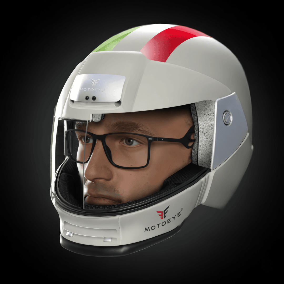 Ein Mann mit Brille und weißem Motorradhelm mit roten und grünen Streifen, klarem Visier und einem MOTOEYE-Logo im Kinnbereich ist vor einem dunklen Hintergrund zu sehen.