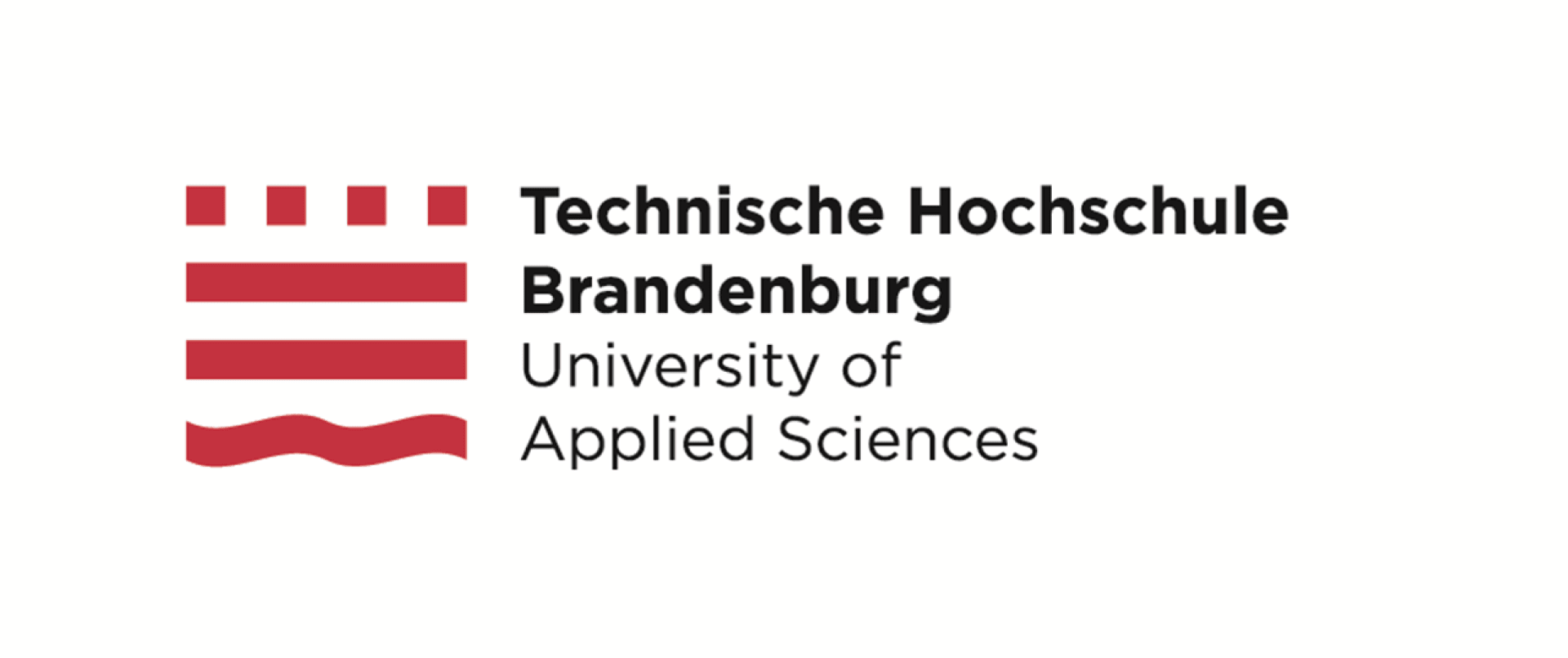 Logo der Technischen Hochschule Brandenburg, University of Applied Sciences, mit roten geometrischen Formen und dem Namen der Hochschule in fetter und regelmäßiger schwarzer Schrift auf weißem Hintergrund.