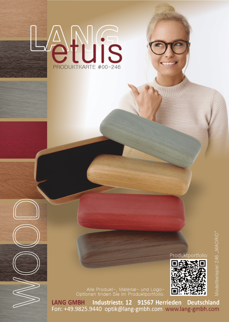 Eine lächelnde Frau mit Brille hält drei Brillenetuis aus Holz. Darunter sind vier weitere bunte Holzetuis gestapelt, mit Mustern der Holztextur auf der linken Seite und den Kontaktdaten des Unternehmens am unteren Rand. Das Wort WOOD erscheint vertikal.