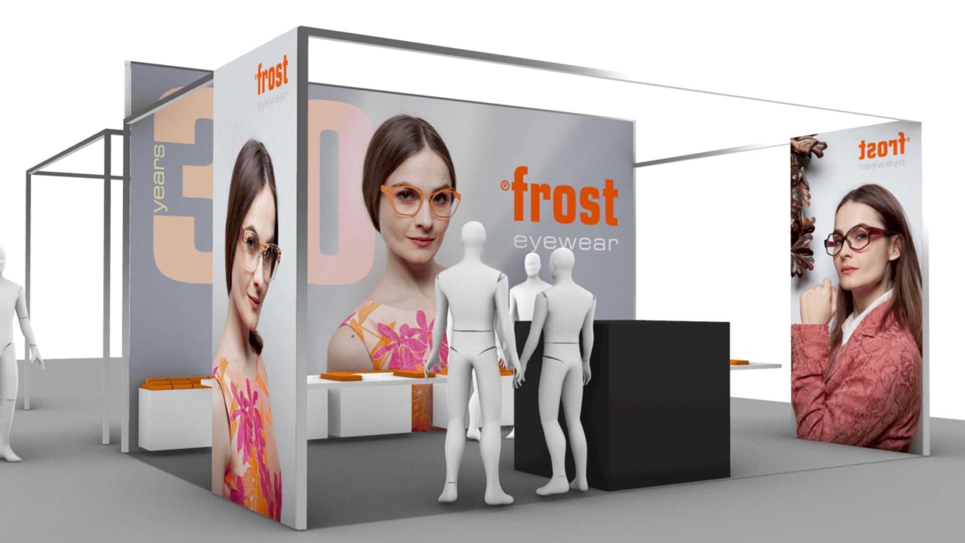 Ein moderner Messestand für Frost Eyewear mit großen Bildern von Brillenträgerinnen, einem schwarzen Tresen und Schaufensterpuppen, die im Stand interagieren. Der Schriftzug "Frost Eyewear" und 30 Jahre sind auf den Schautafeln zu sehen.