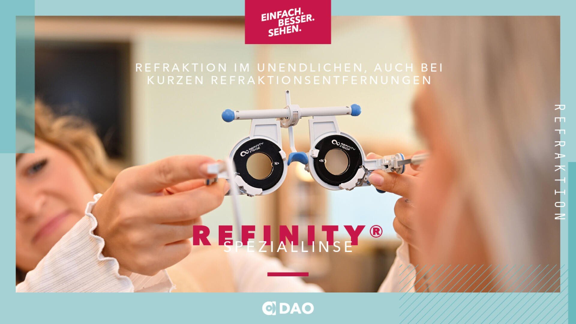 Eine Frau hält einer anderen Frau während einer Augenuntersuchung eine Korrekturbrille vors Gesicht. Text: Brechung im Unendlichen, auch auf kurze Entfernungen. REFINTY® Speziallinse. DAO-Logo unten.