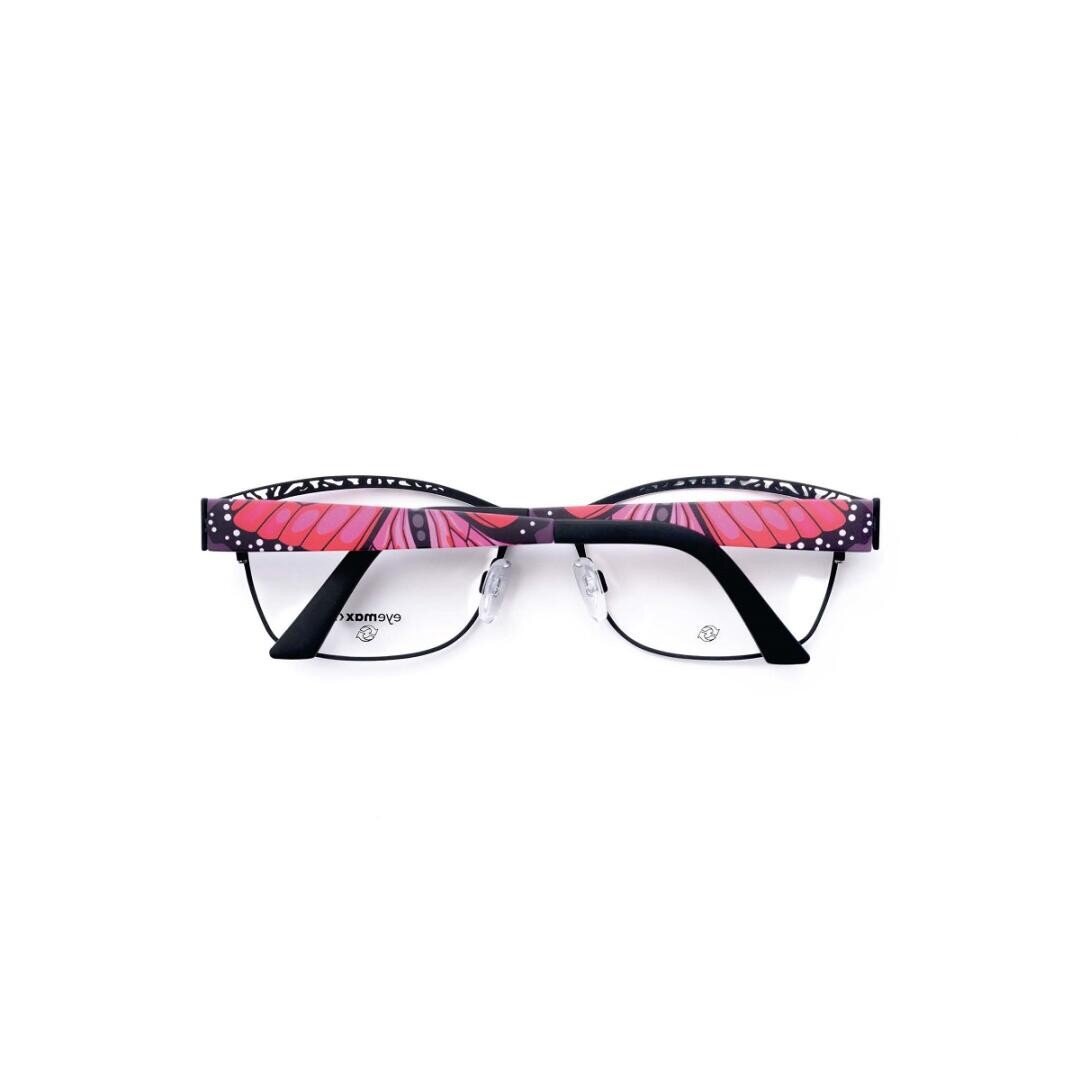 Brille mit klaren Gläsern mit halbem Rand und einem auffälligen rosa-schwarzen Schmetterlingsflügel-Motiv auf dem oberen Rahmen, das vor einem schlichten weißen Hintergrund steht.