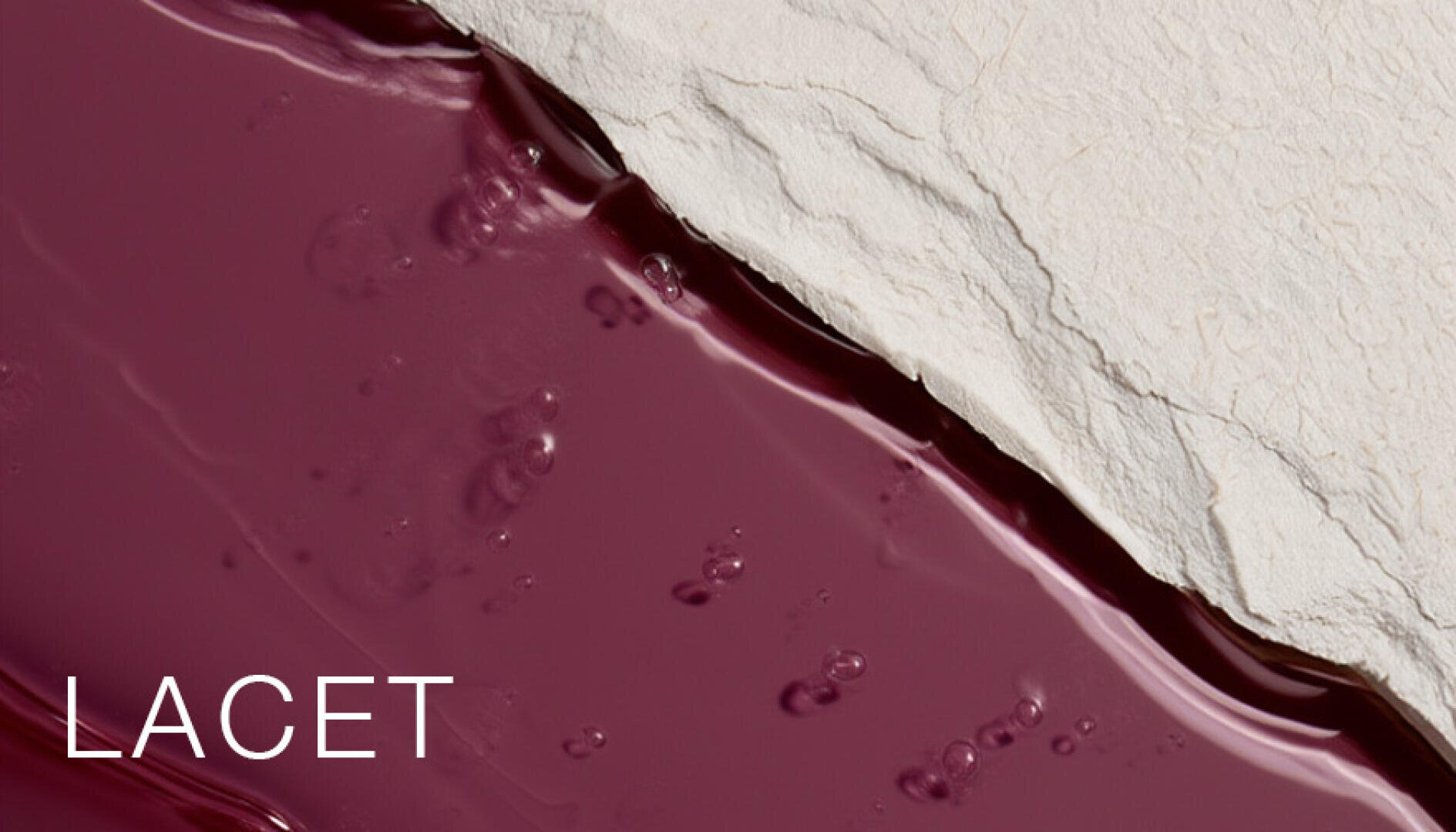 Nahaufnahme einer strukturierten weißen 3D-Druck Oberfläche, die auf eine glänzende, tiefviolette flüssig Polymer mit Blasen trifft, die diagonal geteilt ist. Das Wort LACET erscheint in weisser Schrift in der unteren linken Ecke.