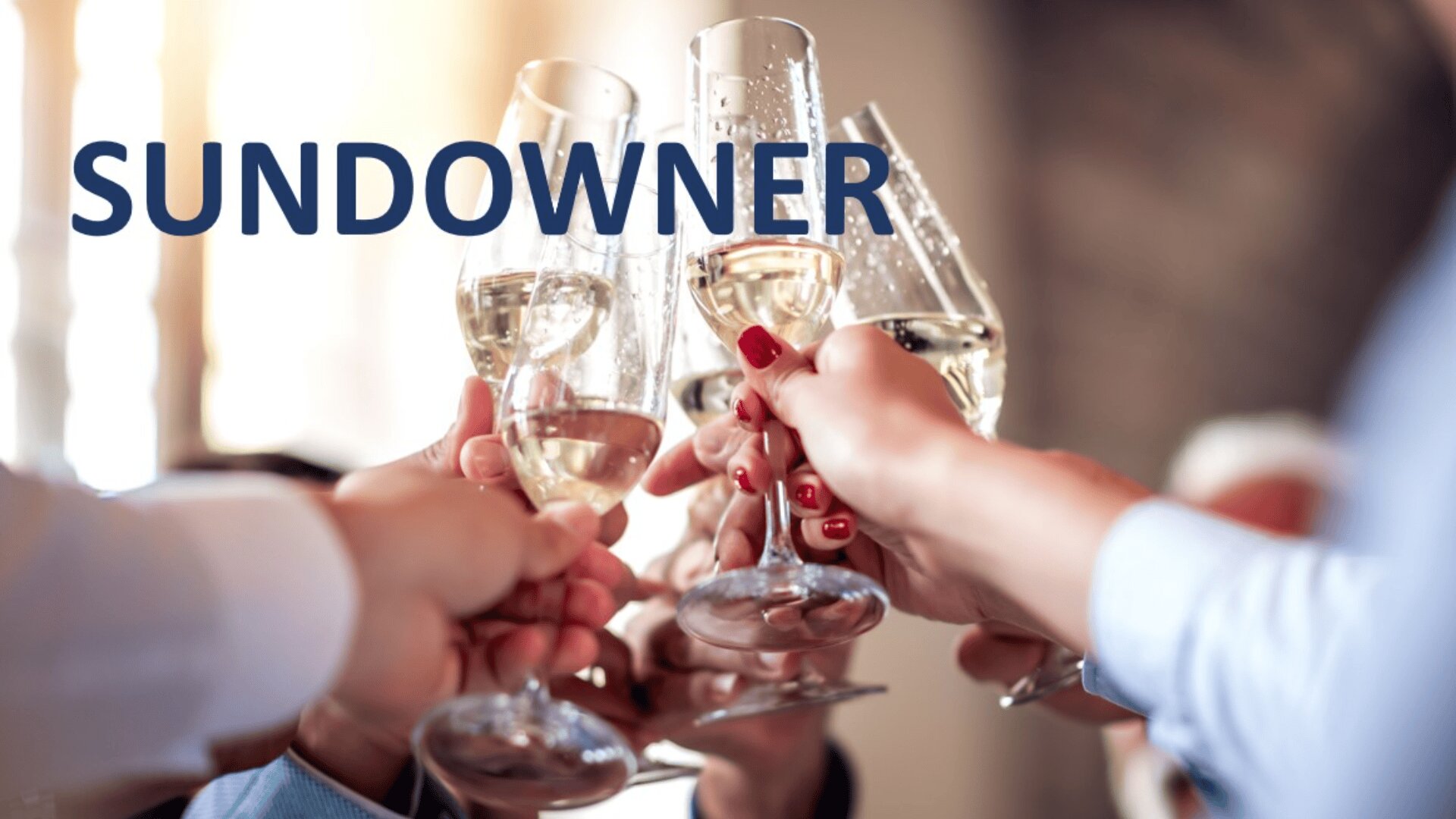 Mehrere Personen stoßen mit Weißwein oder Champagner an und bringen einen Toast aus. Das Wort SUNDOWNER erscheint in großen blauen Buchstaben auf der linken Seite des Bildes.