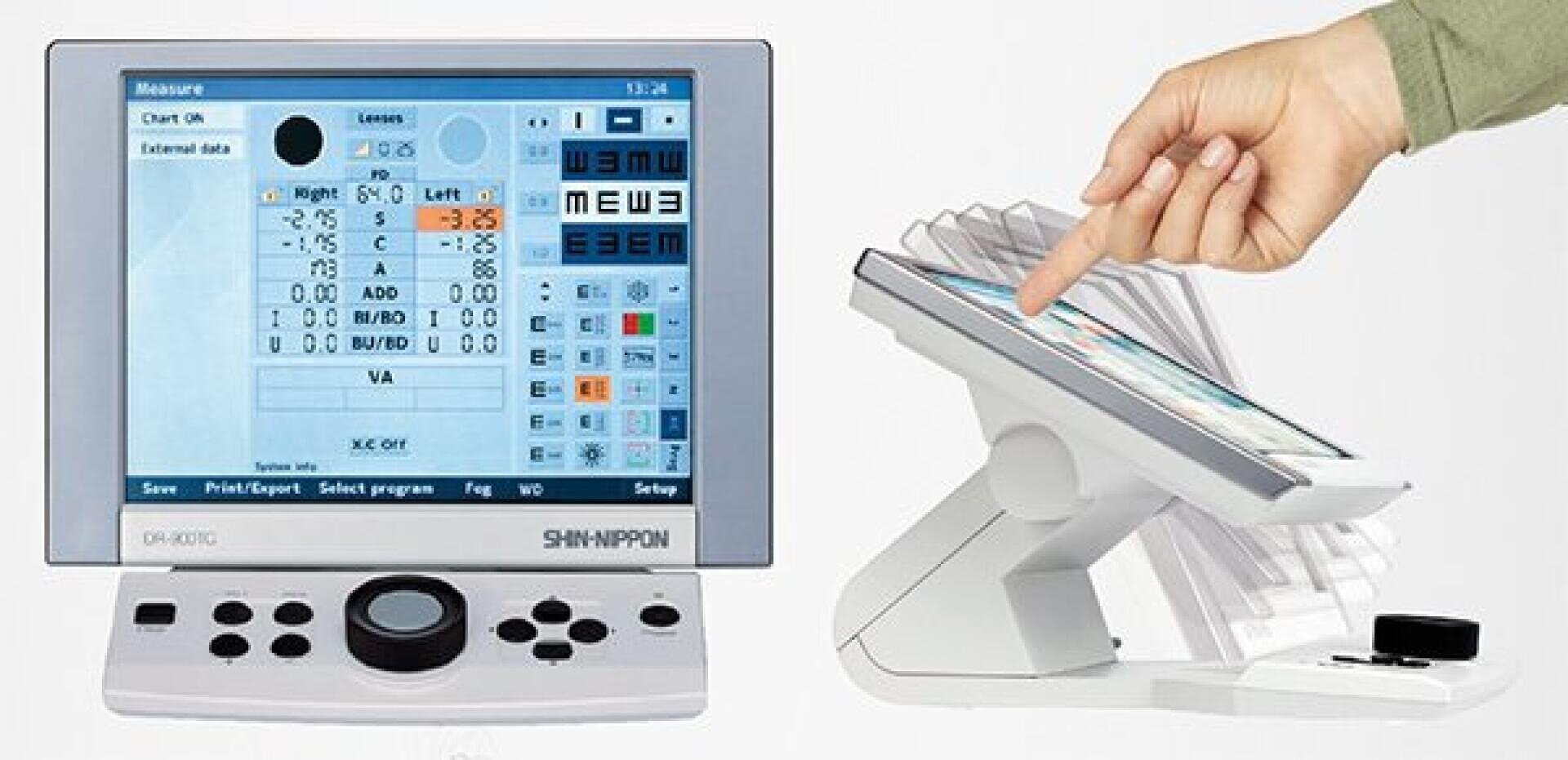 Ein Touchscreen-Sehtestgerät mit digitaler Anzeige der Sehtestergebnisse, verstellbarem Neigungsständer und Bedientasten. Eine Hand neigt den Bildschirm, um den Winkel anzupassen.