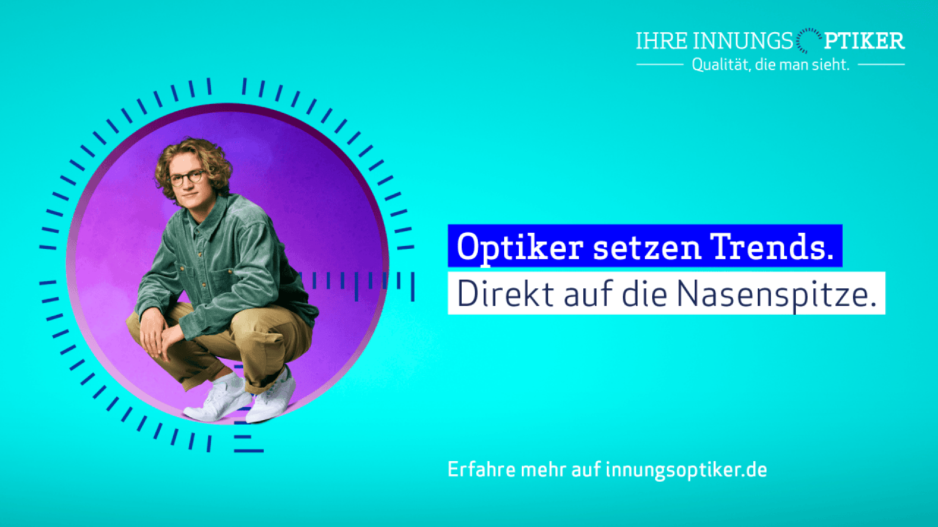 A young man with curly hair, glasses, and casual clothes squats inside a blue circular graphic. Text in German reads: Optiker setzen Trends. Direkt auf die Nasenspitze. Light blue background with branding.