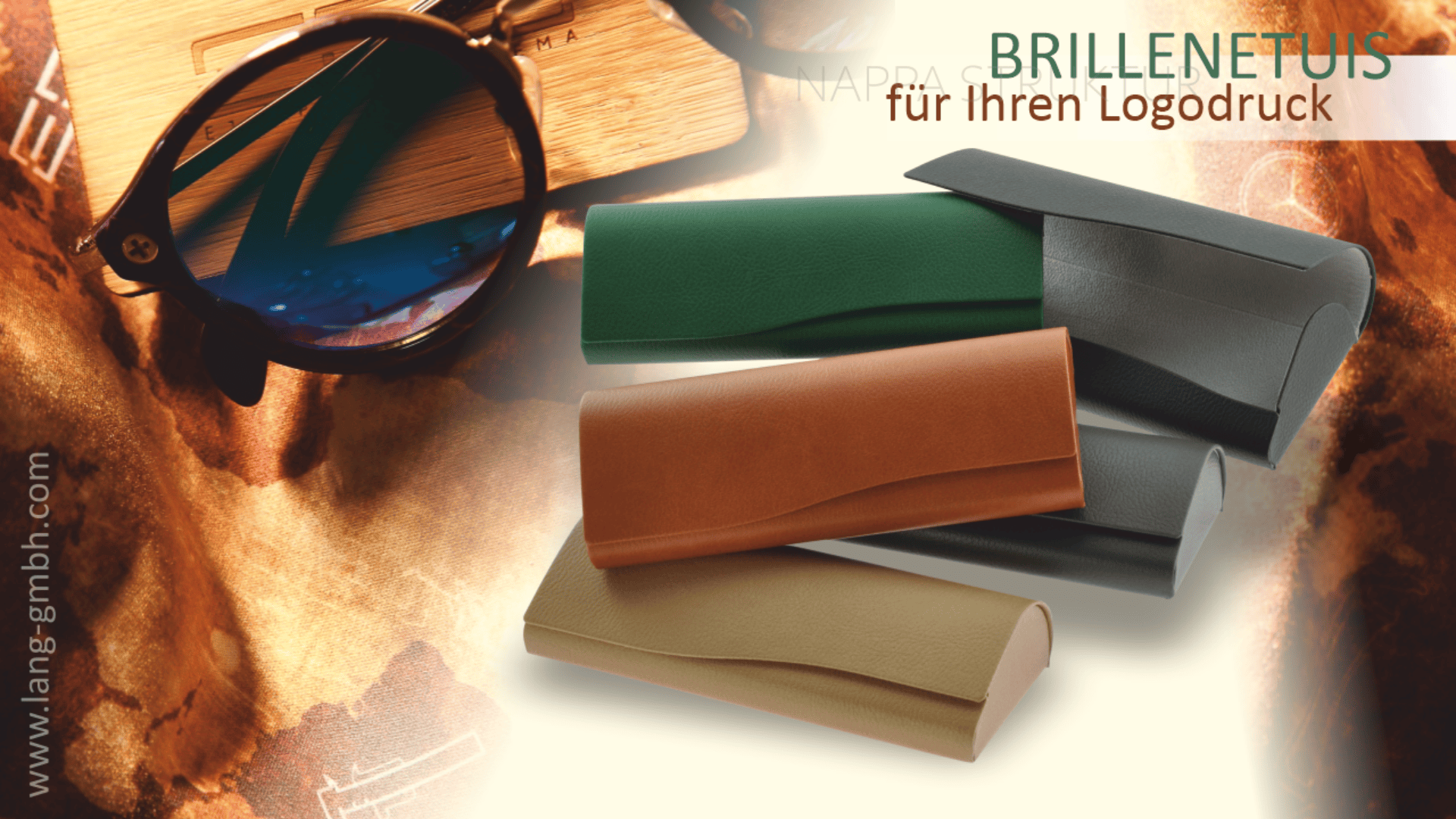 Vier Brillenetuis in Grün, Grau, Braun und Beige werden auf einem strukturierten braunen Hintergrund mit Sonnenbrillen und Text in deutscher Sprache dargestellt, der das Logo auf die Etuis druckt.