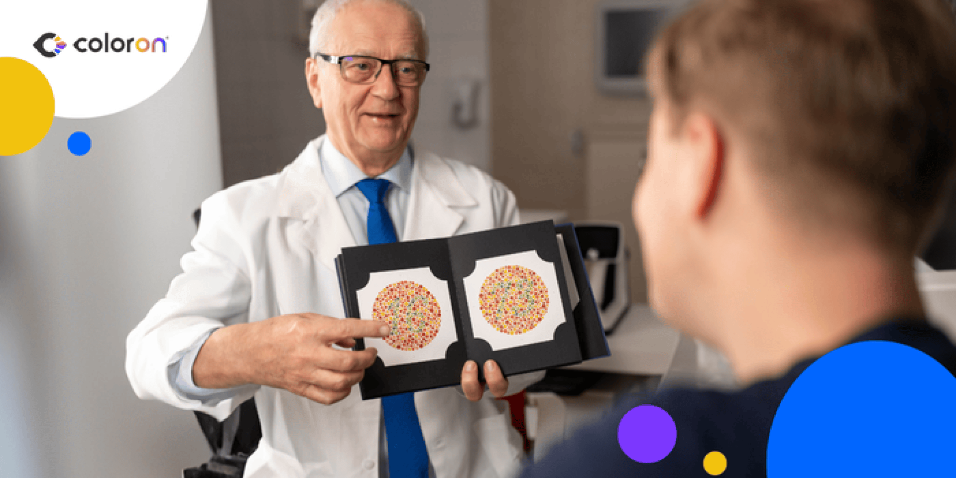 Ein Augenarzt in einem weißen Kittel zeigt einem Patienten ein Testheft für Farbenblindheit. Der Arzt lächelt und deutet auf die Testseite, während der Patient zusieht. Das Logo Coloron erscheint in der oberen linken Ecke.