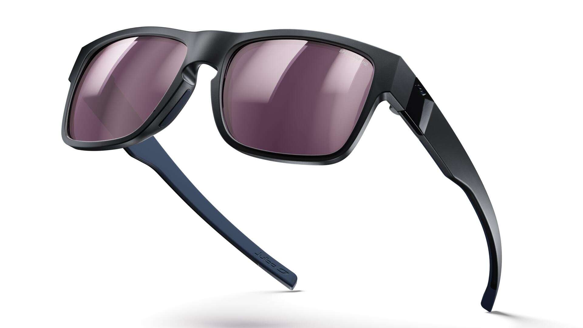 Eine moderne schwarze Sonnenbrille mit leicht verspiegelten, rechteckigen, lila getönten Gläsern und schlanken, kantigen Rahmen vor weißem Hintergrund.