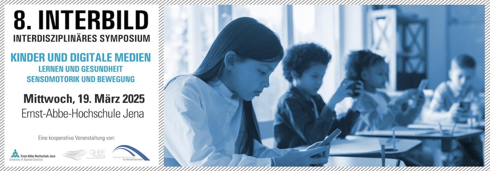 Ein Werbebanner für das 8. InterBild-Symposium zeigt Kinder mit digitalen Tablets im Klassenzimmer. Ein Text beschreibt die Veranstaltung am 19. März 2025 an der Ernst-Abbe-Hochschule Jena mit den Schwerpunkten Kinder, digitale Medien, Lernen und Gesundheit.