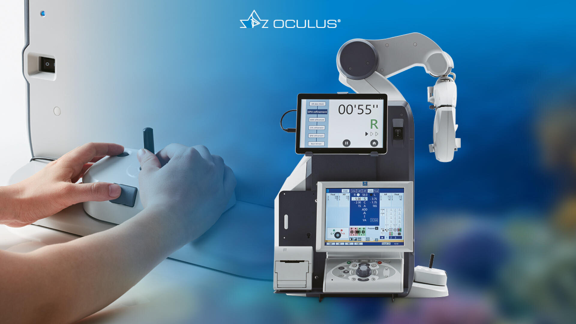 Eine Person stellt einen Bedienknopf an einem medizinischen Gerät ein. Daneben ist eine Nahaufnahme eines hochmodernen ophthalmologischen Geräts mit einem Bildschirm und einem Bedienfeld zu sehen. Oben ist das Oculus-Logo zu sehen, das blau hinterlegt ist.