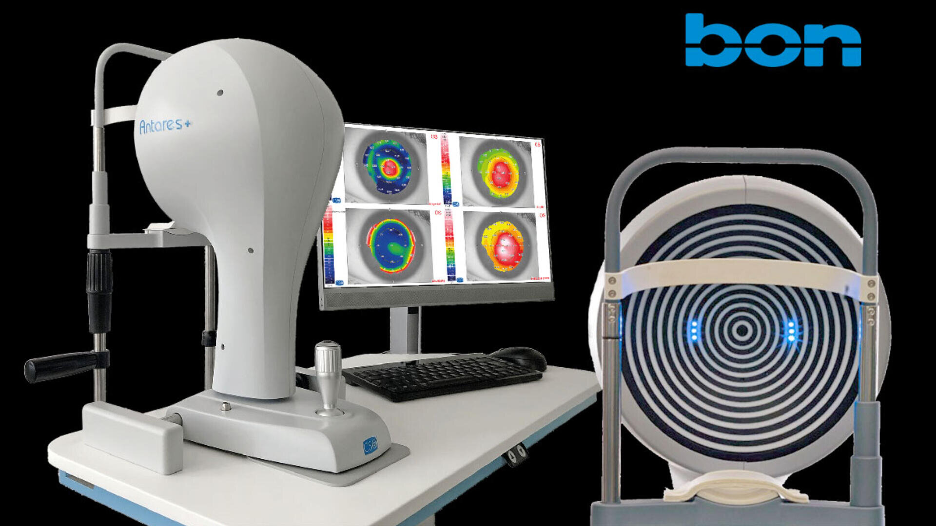 Ein Hornhauttopographiegerät und ein Computer zeigen farbige Augenkarten auf dem Monitor an. Daneben steht ein weiteres Gerät mit konzentrischen schwarz-weißen Ringen. Das Bon-Logo erscheint oben rechts auf schwarzem Hintergrund.