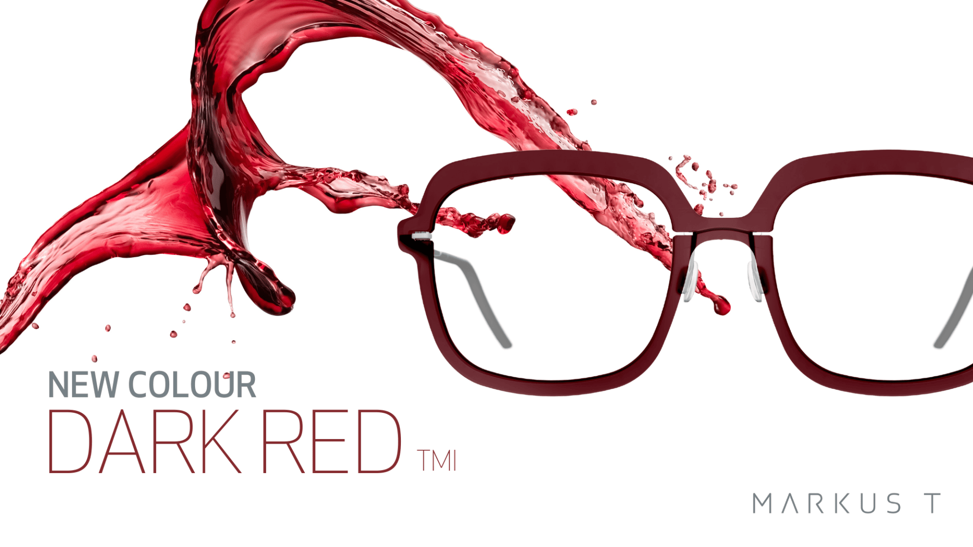 Ein Spritzer dunkelroter Flüssigkeit wirbelt um eine Brille mit dunkelrotem Rahmen. Der Text lautet „New Colour Dark Red™“ und „Markus T“ in der unteren rechten Ecke.