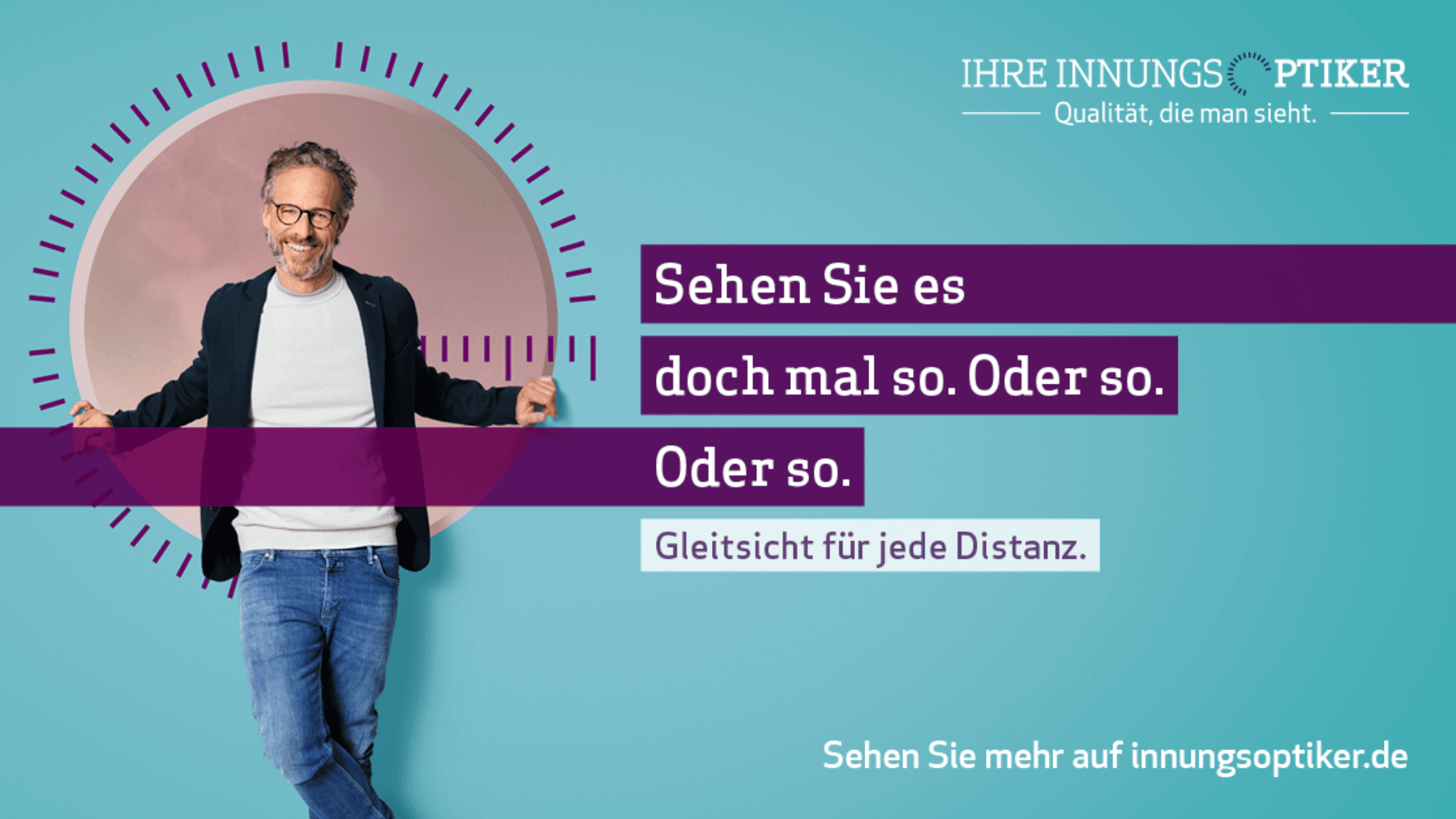 Ein lächelnder Mann mit Brille steht lässig vor einem lila-blaugrünen Hintergrund. Der fettgedruckte Text lautet: Sehen Sie es doch mal so. Oder so. Oder so. Gleitsicht für jede Distanz. Branding: Ihre Innungsoptiker.