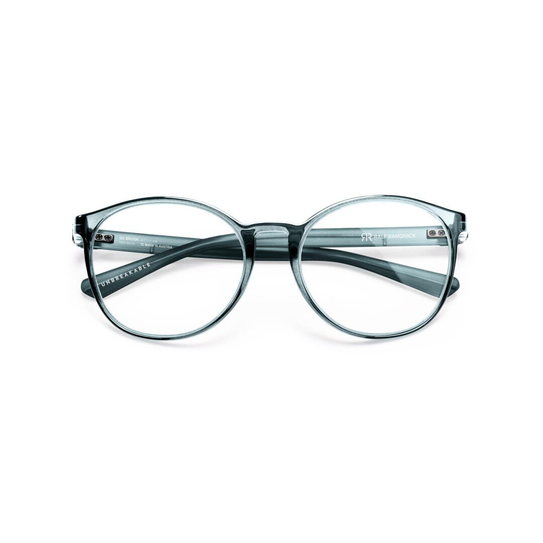 Eine runde, transparente Brille mit dünnem, hellblauem Rahmen ist nach vorne gerichtet auf weißem Hintergrund abgebildet. Die Bügel sind hinter den Gläsern gekreuzt.