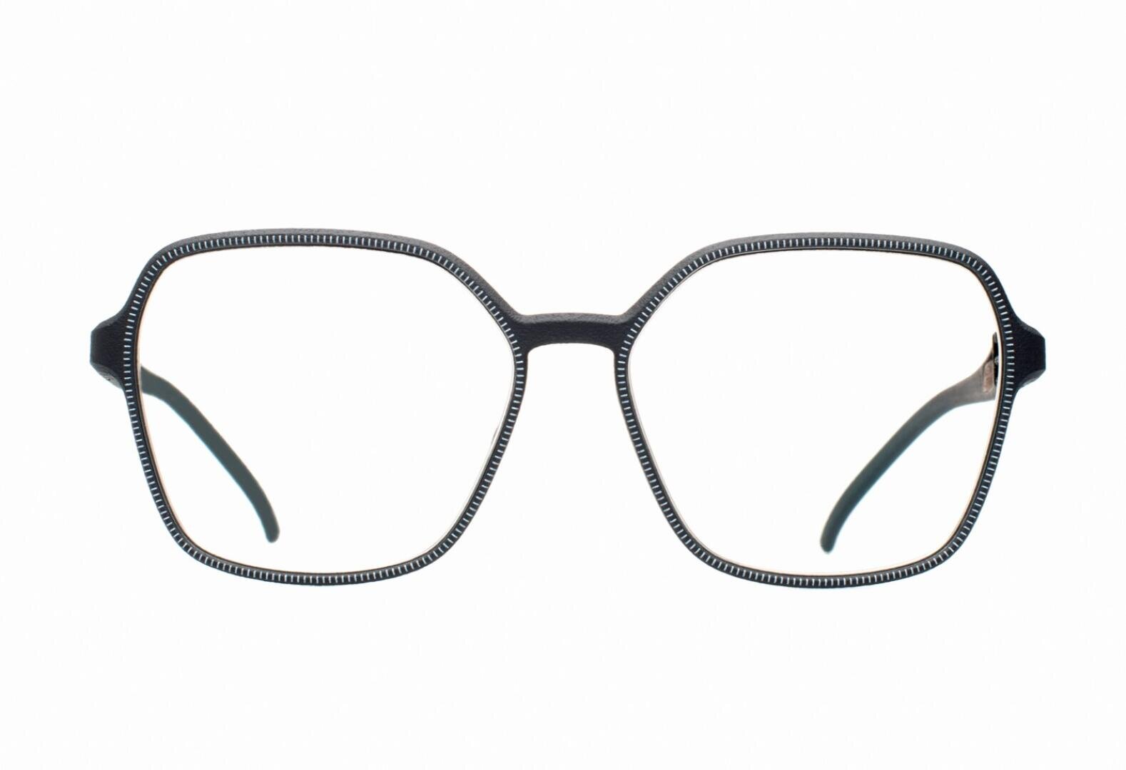 Eine schwarze, quadratische Brille mit dünnem Rahmen und klaren Gläsern auf weißem Hintergrund.