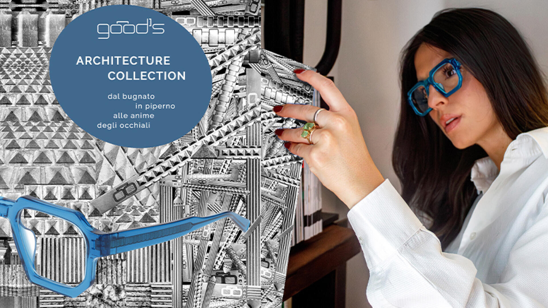 Eine Frau mit blauer Brille steht neben einer schwarz-weiß gemusterten Wand. Im Vordergrund ist ein blaues Brillengestell zu sehen, daneben ein rundes Textetikett für die Good's Architecture Collection.