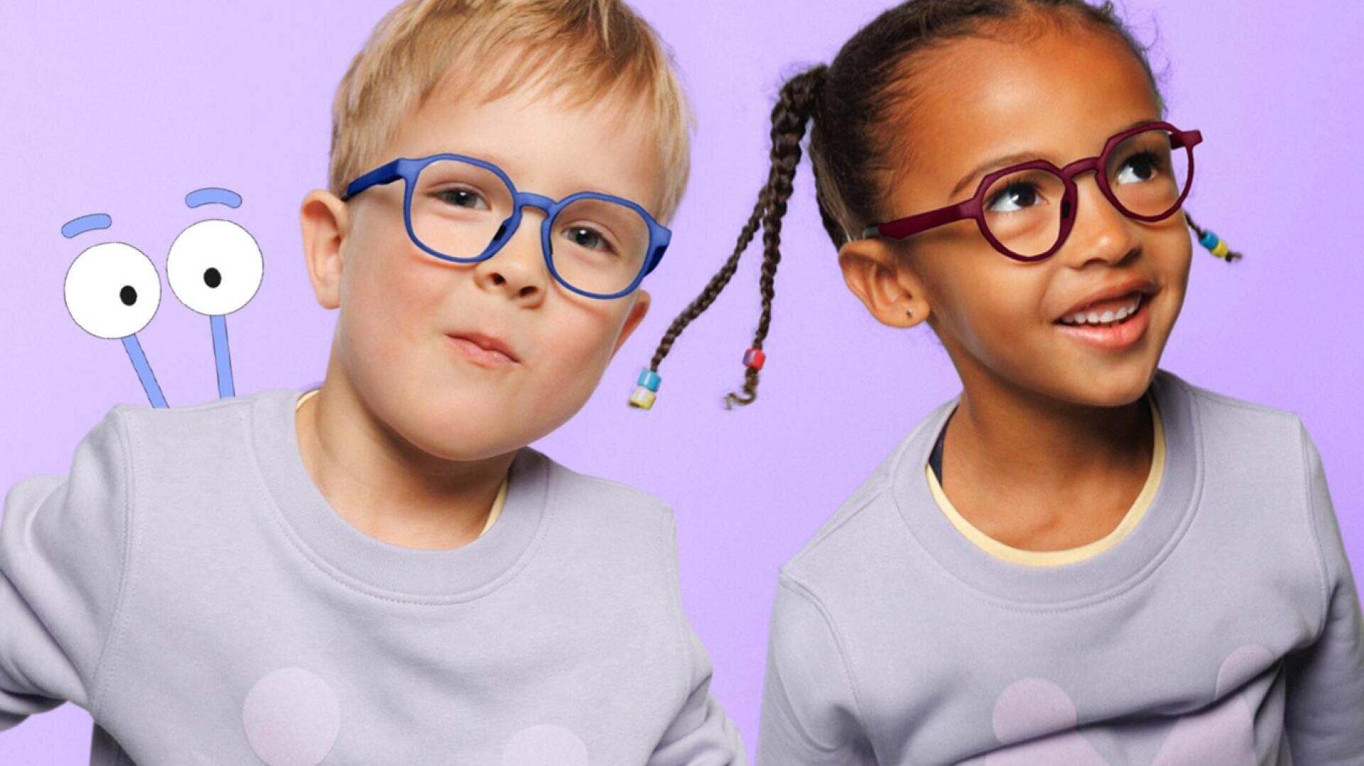 Zwei lächelnde Kinder mit bunten Brillen und helllila Hemden posieren vor einem lila Hintergrund. Hinter dem Jungen auf der linken Seite erscheint eine Cartoon-Zeichnung von zwei Augen auf Stielen.
