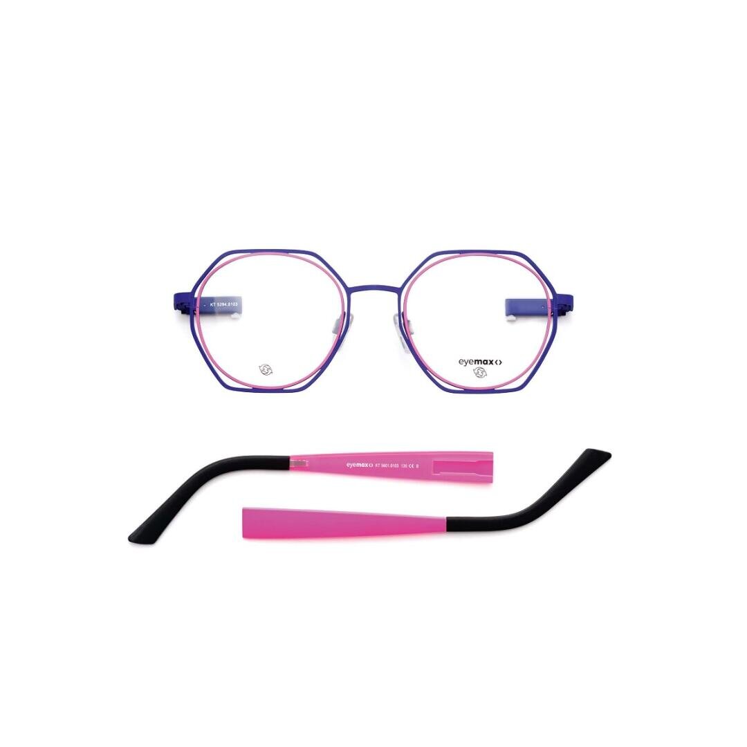 Eine geometrische Brille mit violetten und rosafarbenen Rändern, begleitet von einem schwarzen und rosafarbenen abnehmbaren Bügel und einem ganz schwarzen Bügel, dargestellt auf einem weißen Hintergrund.
