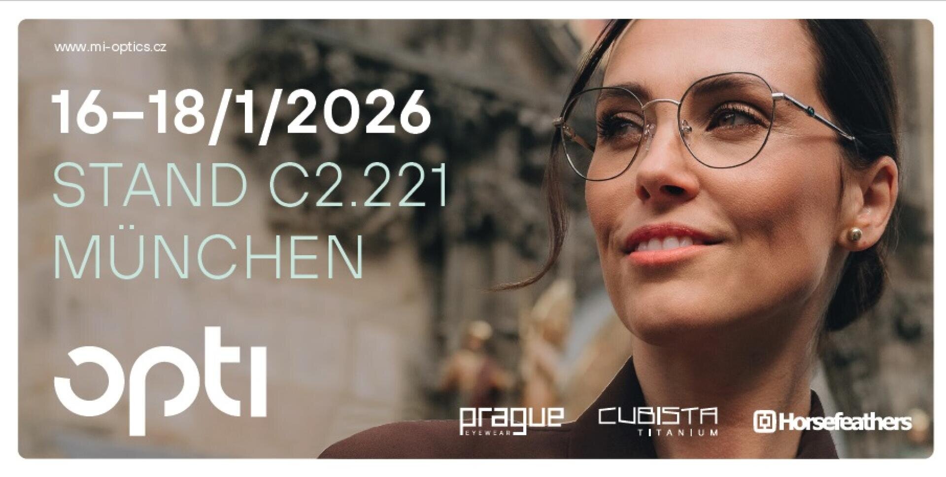 Eine Frau mit eleganter Brille steht vor einem unscharfen Stadthintergrund. Der Text lautet: 16-18/1/2026, Stand C2.221, München, opti, prague eyewear, cubista titanium, Horsefeathers.