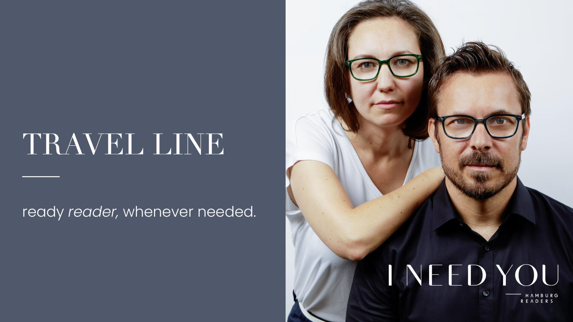 Eine Frau steht hinter einem sitzenden Mann, beide tragen eine Brille und schauen in die Kamera. Auf der linken Seite des Bildes steht der Text: TRAVEL LINE - bereit zum Lesen, wann immer es nötig ist. ICH BRAUCHE SIE HAMBURG LESER.
