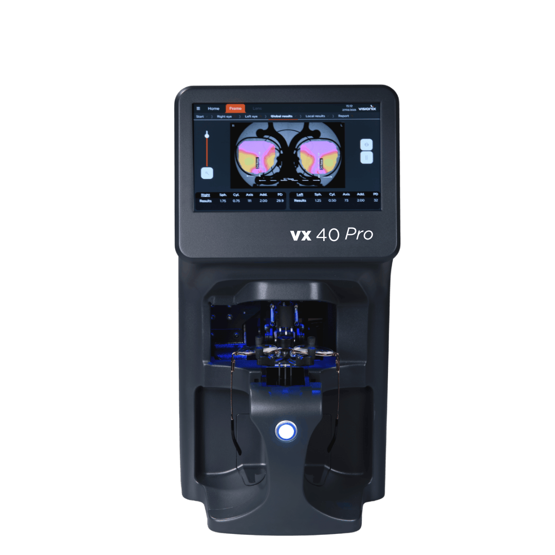 Ein schwarzes optisches Gerät mit der Bezeichnung VX 40 Pro mit einem digitalen Display, das farbige Diagnosebilder und Messdaten anzeigt und zur Analyse und Messung von Brillengläsern verwendet wird.