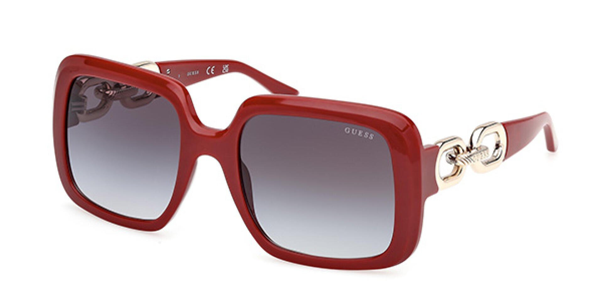 Rote Sonnenbrille mit quadratischem Rahmen, dunklen Verlaufsgläsern und goldfarbenen, kettenartigen Details an den Bügeln. Auf einem Glas ist dezent das Guess-Logo eingraviert.