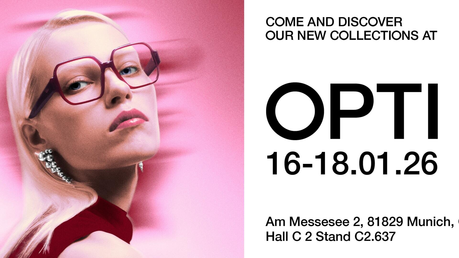 Eine Frau mit platinblondem Haar und großer, rot gerahmter Brille posiert vor einem rosa Hintergrund. Der Text auf der rechten Seite lautet: KOMMEN SIE UND ENTDECKEN SIE UNSERE NEUEN KOLLEKTIONEN BEI OPTI 16-18.01.26 Am Messesee 2, 81829 München, Halle C 2 Stand C2.637.