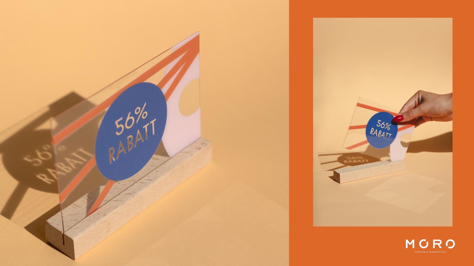 Ein transparentes Schild mit kräftigen orangefarbenen und gelben Formen und einem blauen Kreis mit der Aufschrift „56 % RABATT“ steht auf einem Holzsockel auf einer beigen Oberfläche. Auf dem kleineren Bild hält eine Hand das Schild. MORO-Logo in der unteren rechten Ecke.