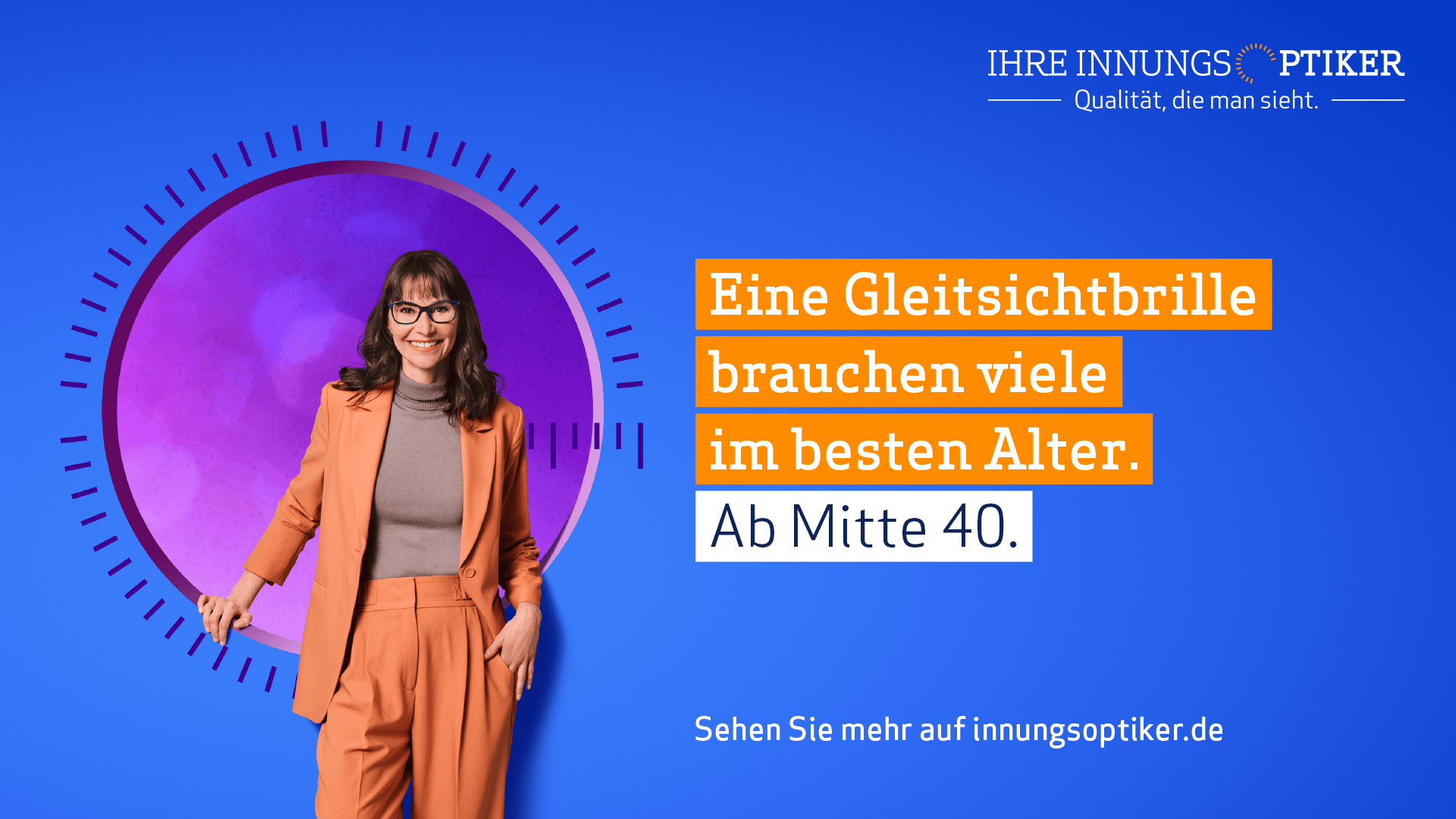 Eine lächelnde Frau in einem pfirsichfarbenen Blazer und einem grauen Oberteil steht vor einem violetten Hintergrund mit Uhrmarkierungen. Der Text wirbt für Gleitsichtgläser für Menschen über 40, mit Branding für Ihre Innungsoptiker.