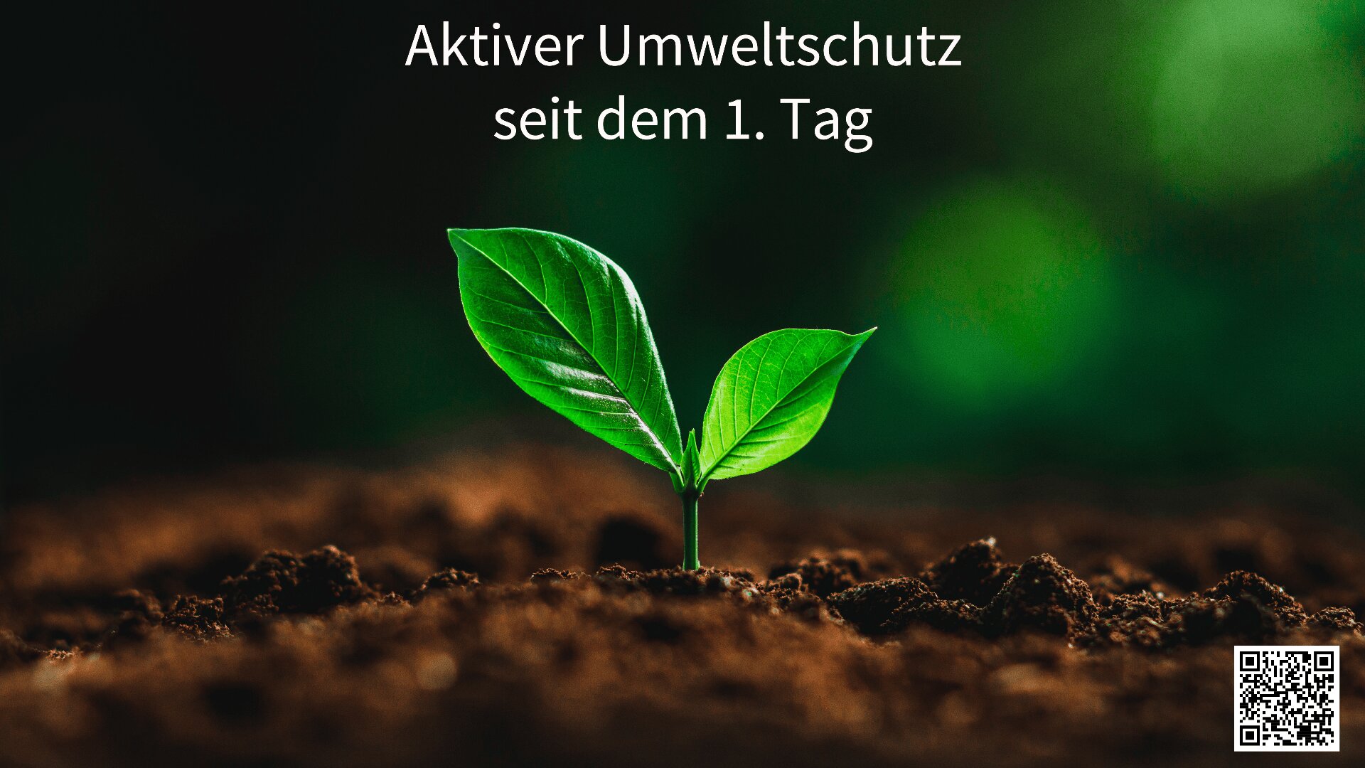 Aus dunkler Erde wächst ein grüner Keimling mit zwei Blättern, darüber der Text Aktiver Umweltschutz seit dem 1. Tag oben und einem QR-Code in der unteren rechten Ecke. Der Hintergrund ist unscharf grün.