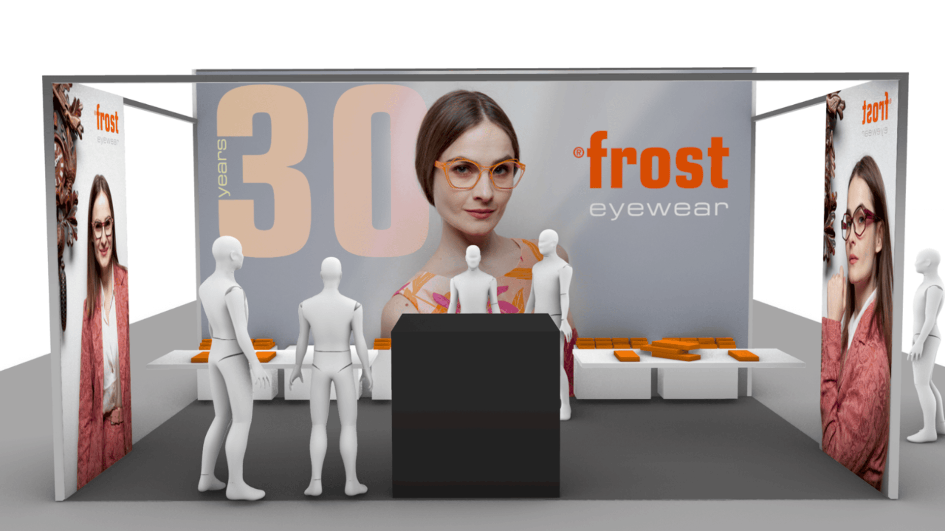 Ein Messestand zeigt das Markenzeichen von Frost Eyewear mit großen Bildern von Brillenträgern, einem 30-Jahre-Zeichen, orangefarbenen Produktschachteln auf Theken und herumstehenden weißen Schaufensterpuppen.
