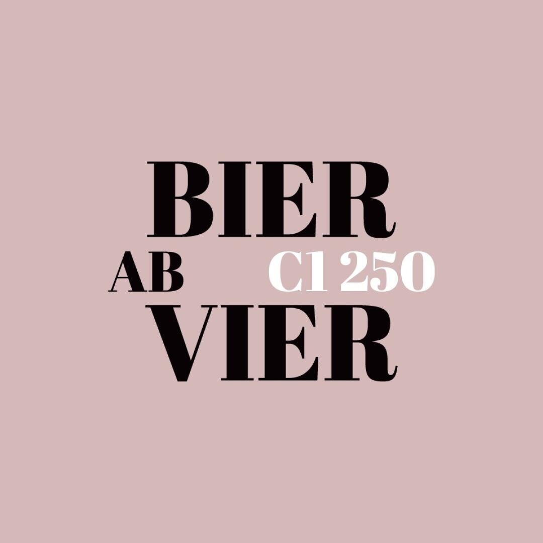 Der Text auf rosa Hintergrund lautet: „Bier ab vier“ in großen schwarzen Buchstaben, „C1 250“ in kleineren weißen Buchstaben und „AB“ in kleineren schwarzen Buchstaben.