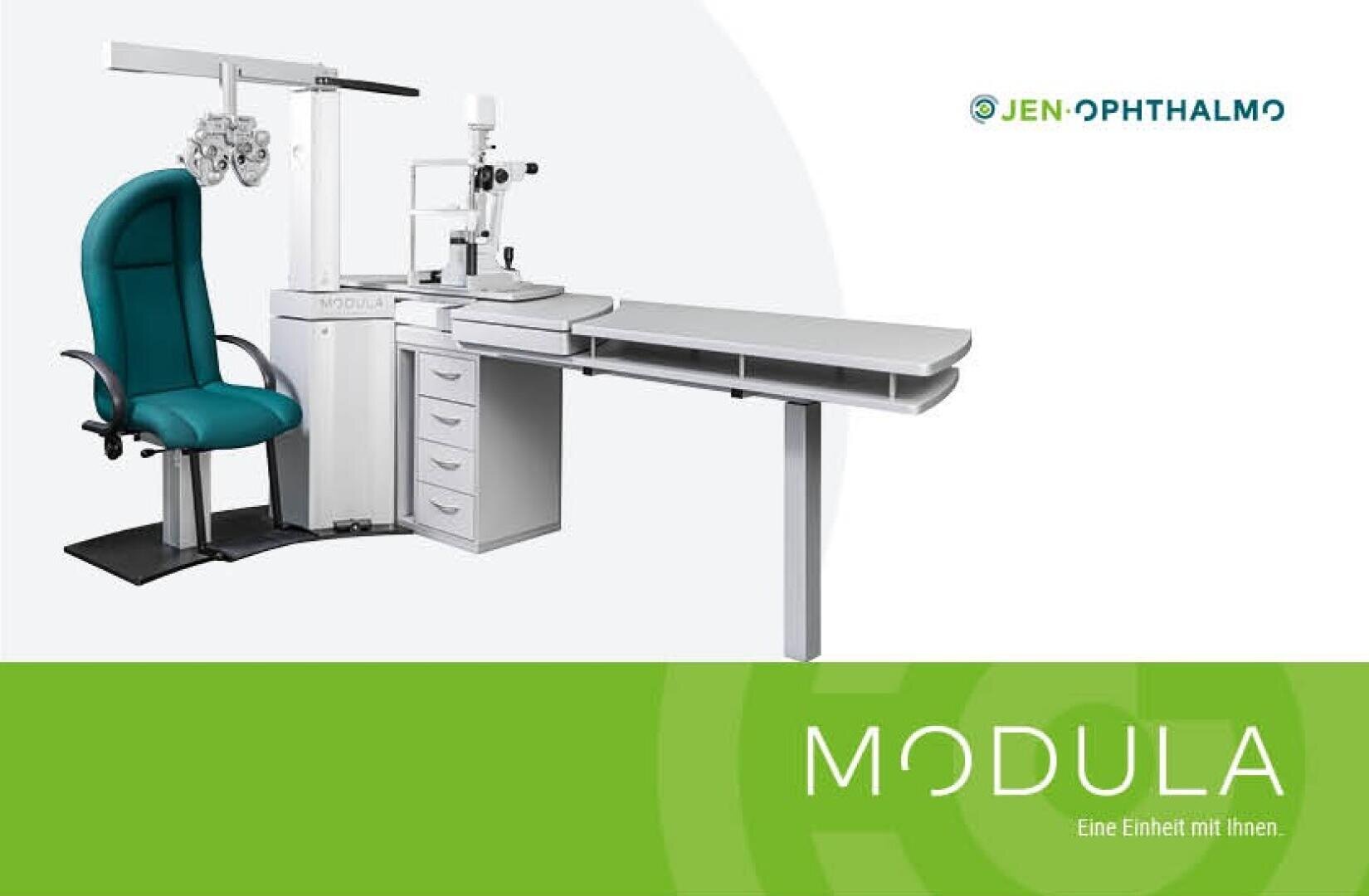 Eine ophthalmologische Untersuchungseinheit mit einem grünen Stuhl, Diagnosegeräten und einem weißen Schreibtisch. Das Bild enthält das Jen-Ophthalmo-Logo und das Wort "MODULA" auf einem grünen und weißen Hintergrund.