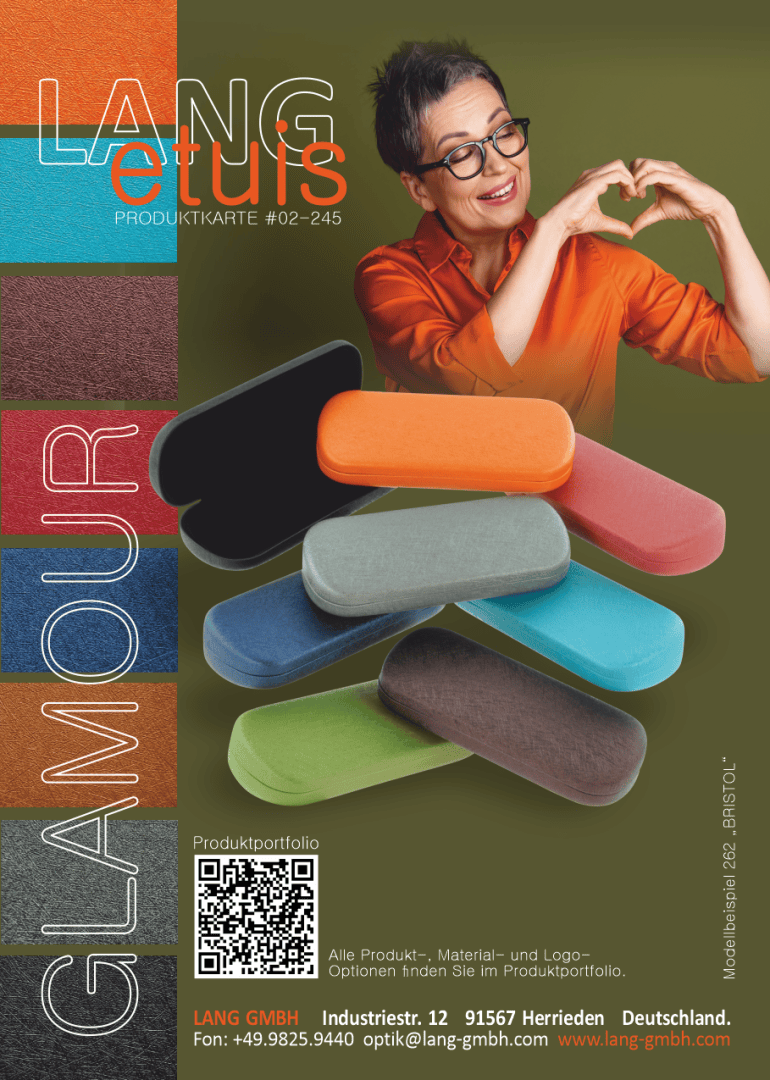 Eine stilvolle ältere Frau mit kurzen grauen Haaren und Brille formt mit ihren Händen ein Herz. Darunter sind bunte Brillenetuis abgebildet, und der Text lautet GLAMOUR und LANG etuis. Die Kontaktdaten der LANG GMBH sind beigefügt.
